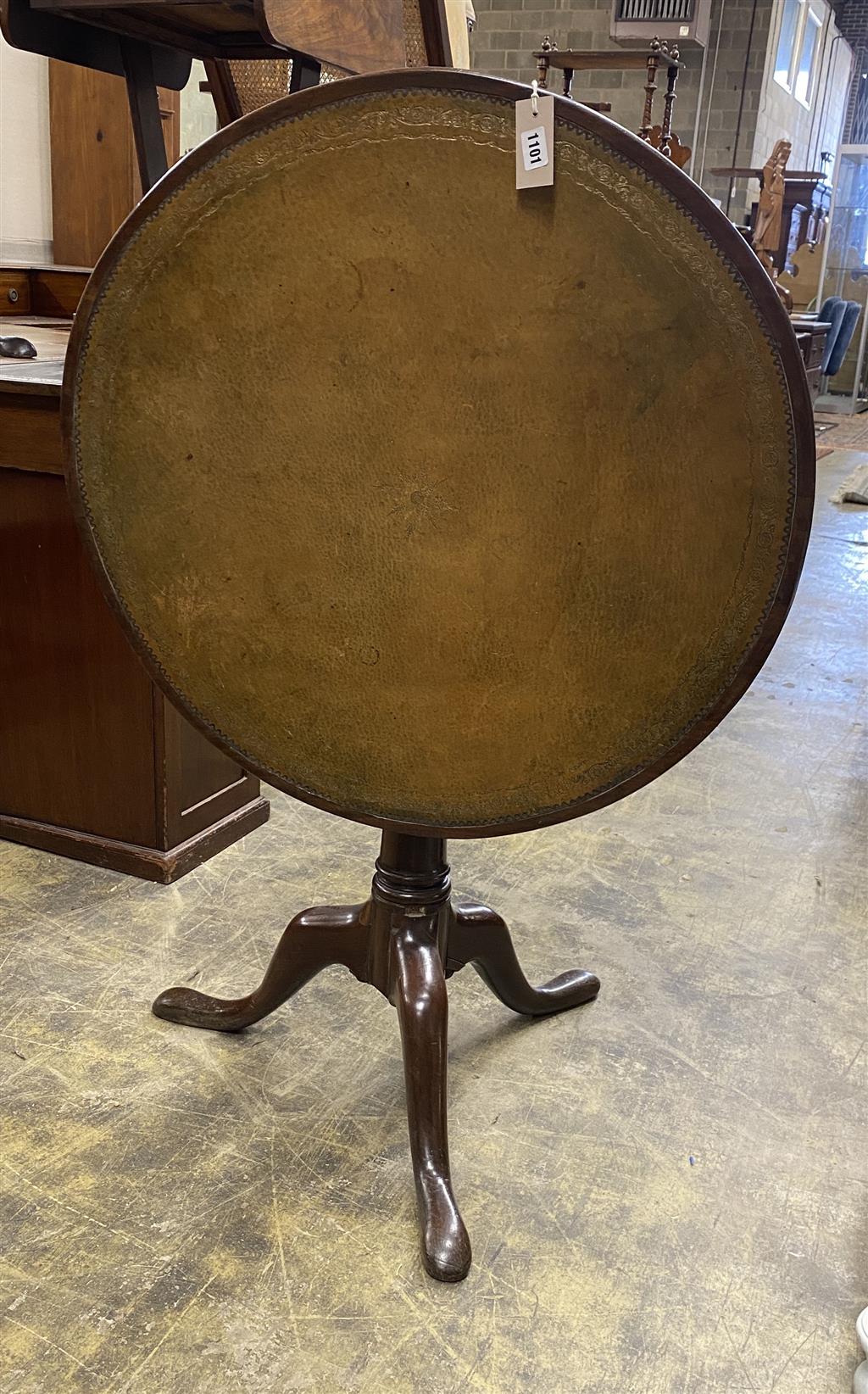 A George III mahogany tilt top circular tea table, 73cm diameter, height 68cm